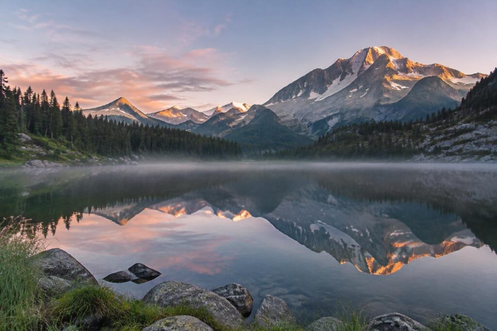 découvrez comment photographier un lac de montagne et capturer le reflet des sommets pour créer une image lumineuse et équilibrée.